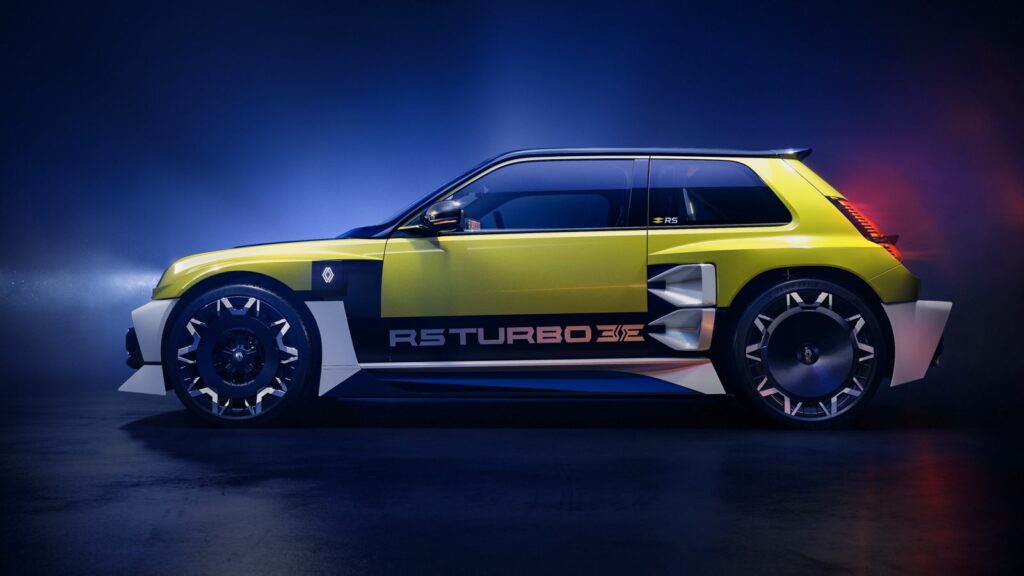 Renault 5 Turbo 3E de profil, avec ses ailes élargies